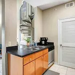 West Campus Oasis 2 Apts Accommodating 14 Guests
