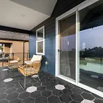 Downtown Gateway: Stylish Nest Near Austin Airport