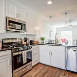 Great Group Stay 2 Apts Plus 12 Guests And Free Prkg