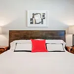 Great Group Stay 2 Apts Plus 12 Guests And Free Prkg