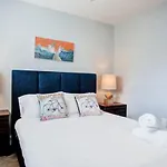 Great Group Stay 2 Apts Plus 12 Guests And Free Prkg