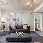 Lux 1B Near Downtown