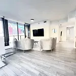 2Br, 2 Baths Lux Downtown Apt Heart Of Austin With Amazing Views, Pool, & Gym
