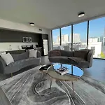 2Br, 2 Baths Lux Downtown Apt Heart Of Austin With Amazing Views, Pool, & Gym