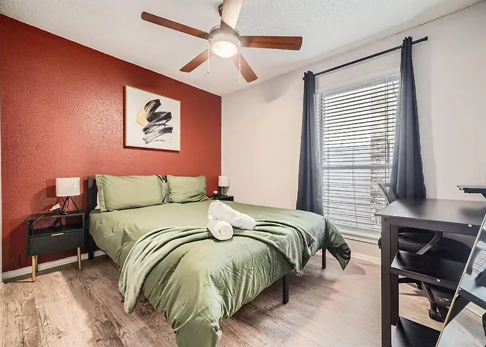 Chic 2B Getaway - 10Min To Dtwn - W/D, Pool, Prkg