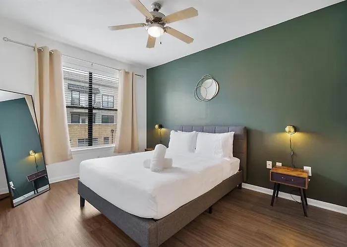 Lux 1B Near Downtown