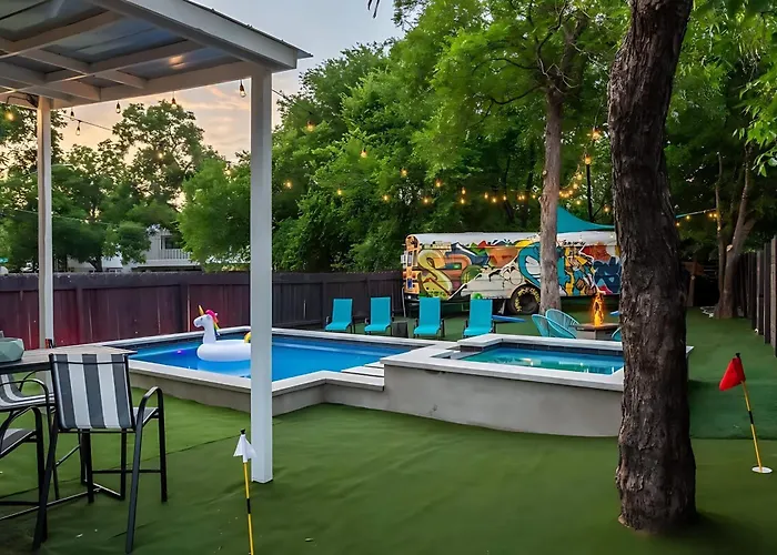 Pool Hot Tub School Bus - Downtown 5 Min Drive