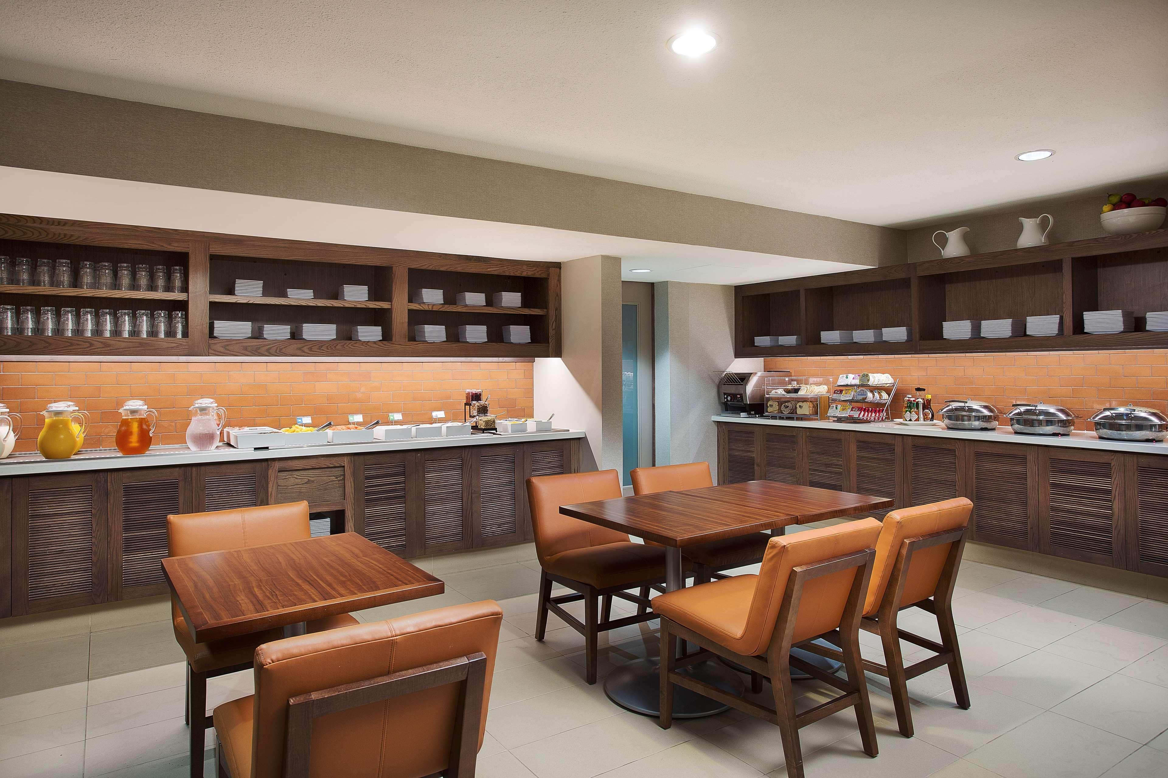 Hyatt House Arboretum Hotel 3*