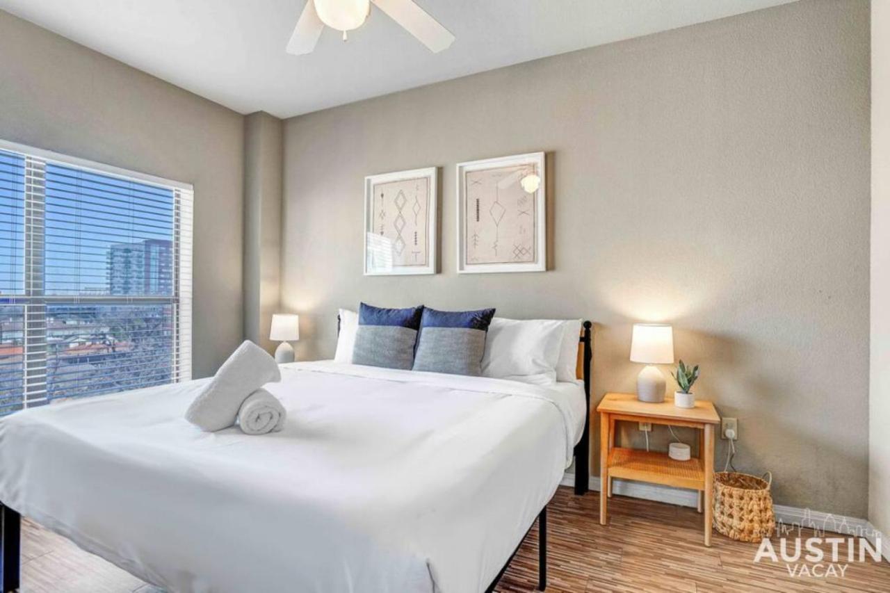 West Campus Oasis 2 Apts Accommodating 14 Guests Austin