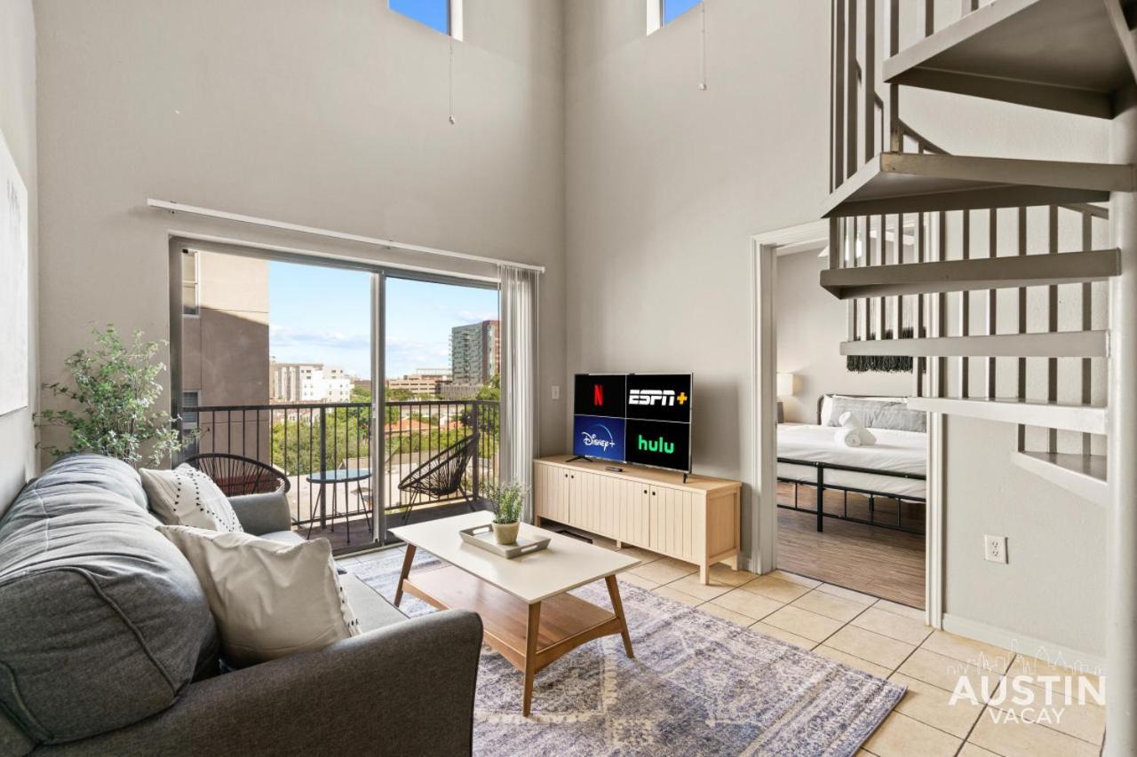 West Campus Oasis 2 Apts Accommodating 14 Guests Austin