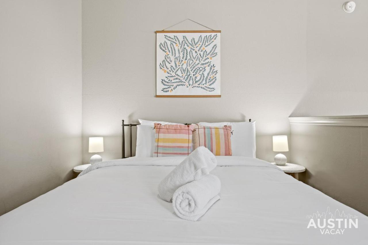 West Campus Oasis 2 Apts Accommodating 14 Guests *
