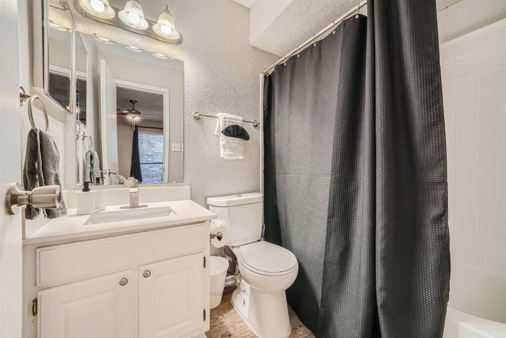 Apartment Chic 2b Getaway - 10min To Dtwn - W/d, Pool, Prkg *