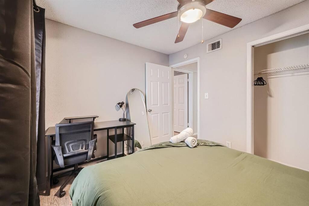 Chic 2b Getaway - 10min To Dtwn - W/d, Pool, Prkg