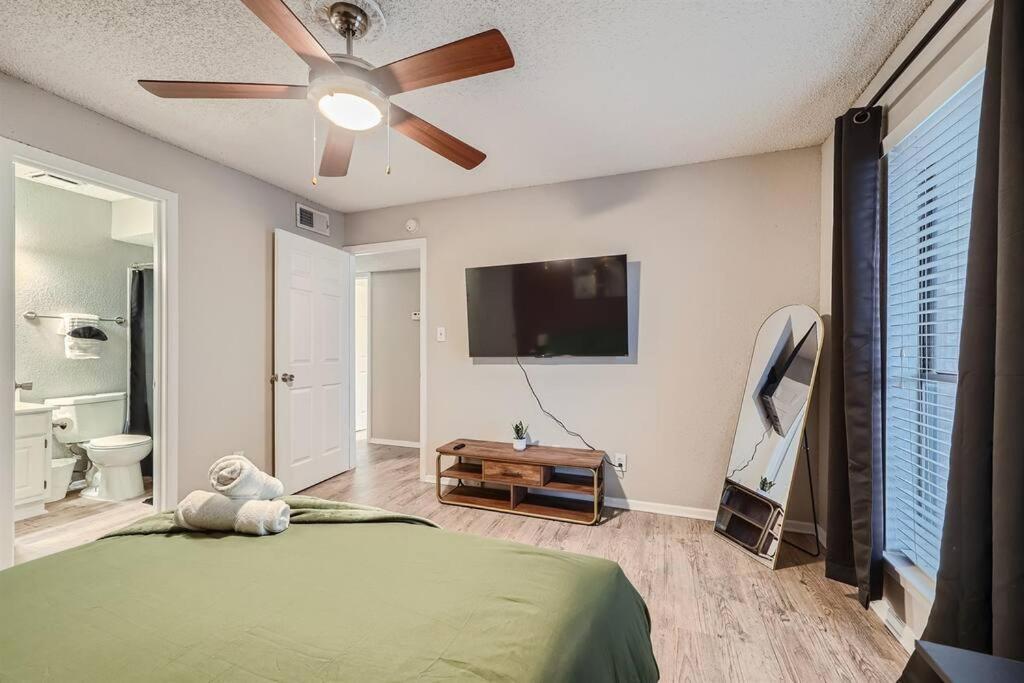 Chic 2b Getaway - 10min To Dtwn - W/d, Pool, Prkg * Austin