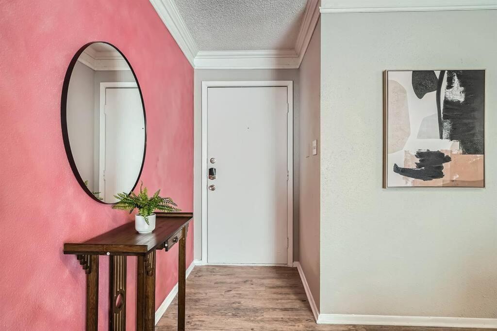 Apartment Chic 2b Getaway - 10min To Dtwn - W/d, Pool, Prkg Austin