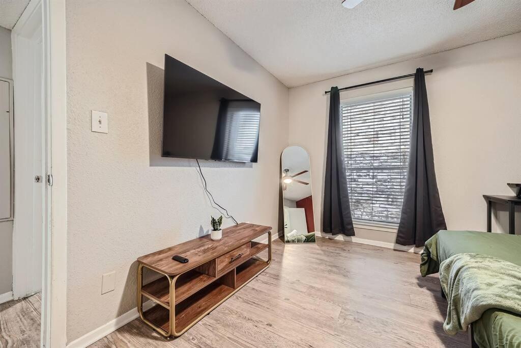 Chic 2b Getaway - 10min To Dtwn - W/d, Pool, Prkg *