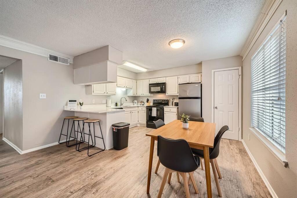 Chic 2b Getaway - 10min To Dtwn - W/d, Pool, Prkg Apartment