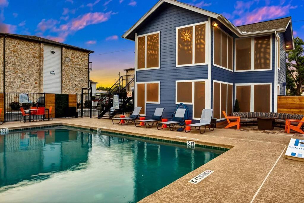 Chic 2b Getaway - 10min To Dtwn - W/d, Pool, Prkg * Austin