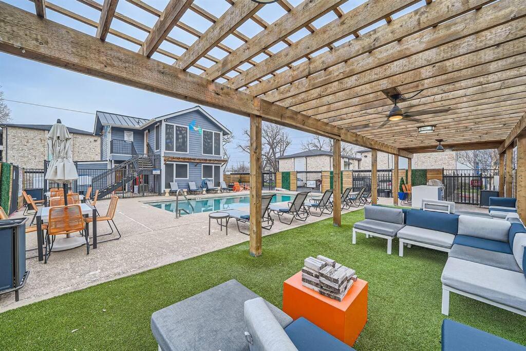 Apartment Chic 2b Getaway - 10min To Dtwn - W/d, Pool, Prkg *