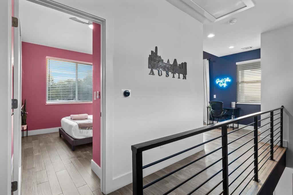 Downtown Gateway: Stylish Nest Near Airport Holiday home *