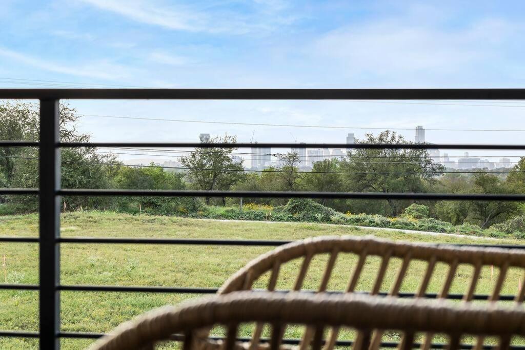 Downtown Gateway: Stylish Nest Near Airport Holiday home
