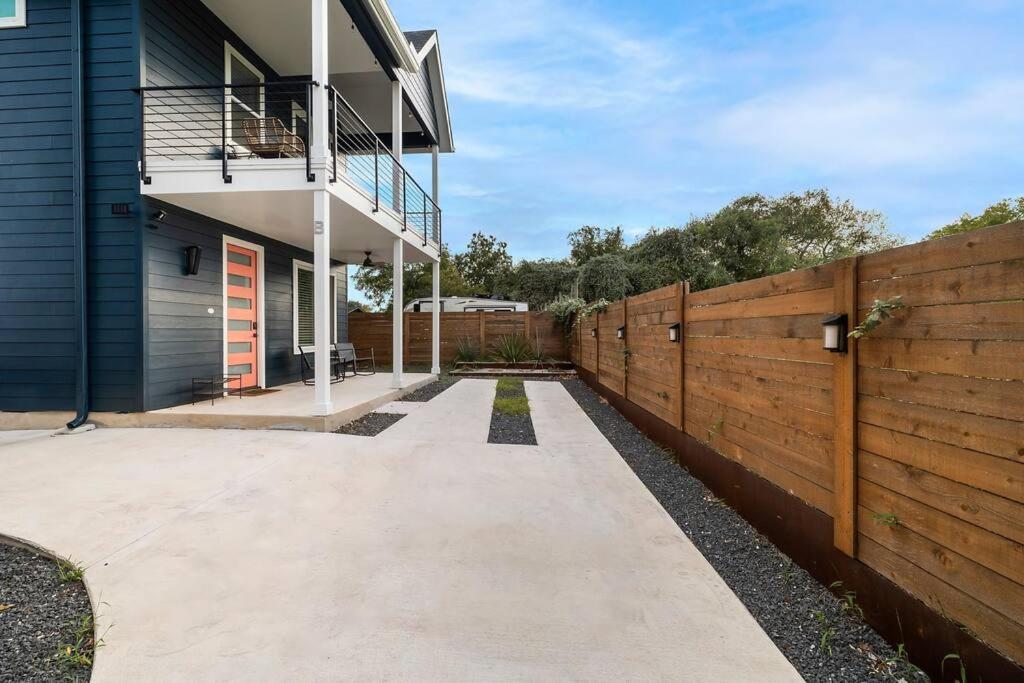 Downtown Gateway: Stylish Nest Near Airport Holiday home *