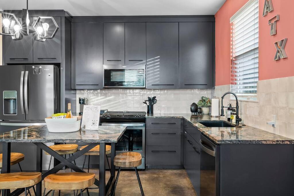 Downtown Gateway: Stylish Nest Near Airport