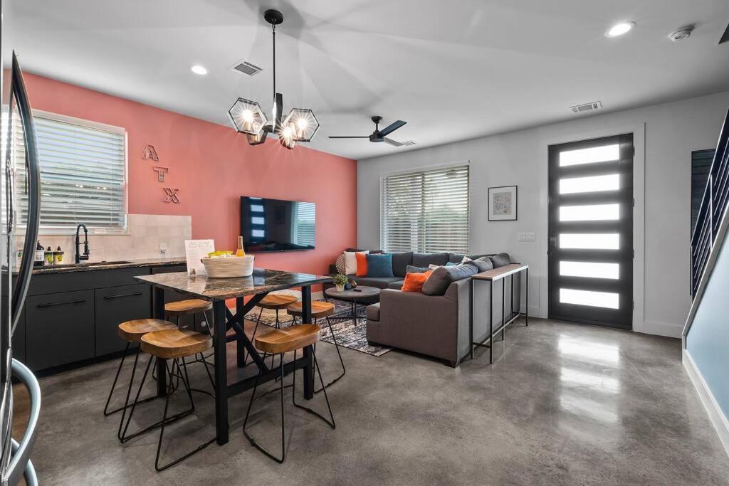 Downtown Gateway: Stylish Nest Near Airport Holiday home *