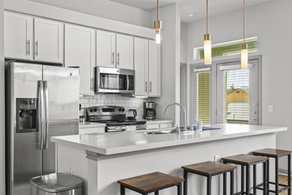 Lux 2b2b With Pool & Parking Near The Heart Of Apartment Austin