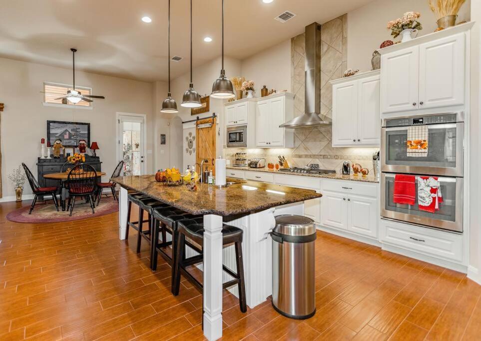 Hill Country 5 Acre Ranch With Pool And Hill Country Views! Austin