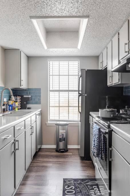 Apartment Self Check-in Free Parking Skyline View Austin