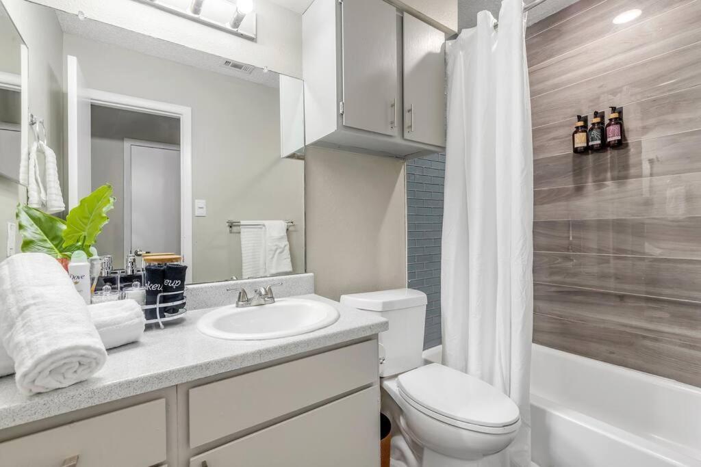 Apartment Self Check-in Free Parking Skyline View Austin