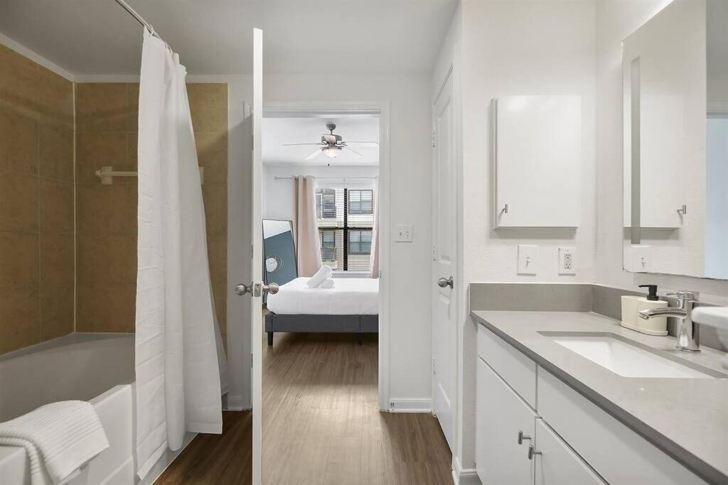 Lux 1b Near Downtown Apartment Austin