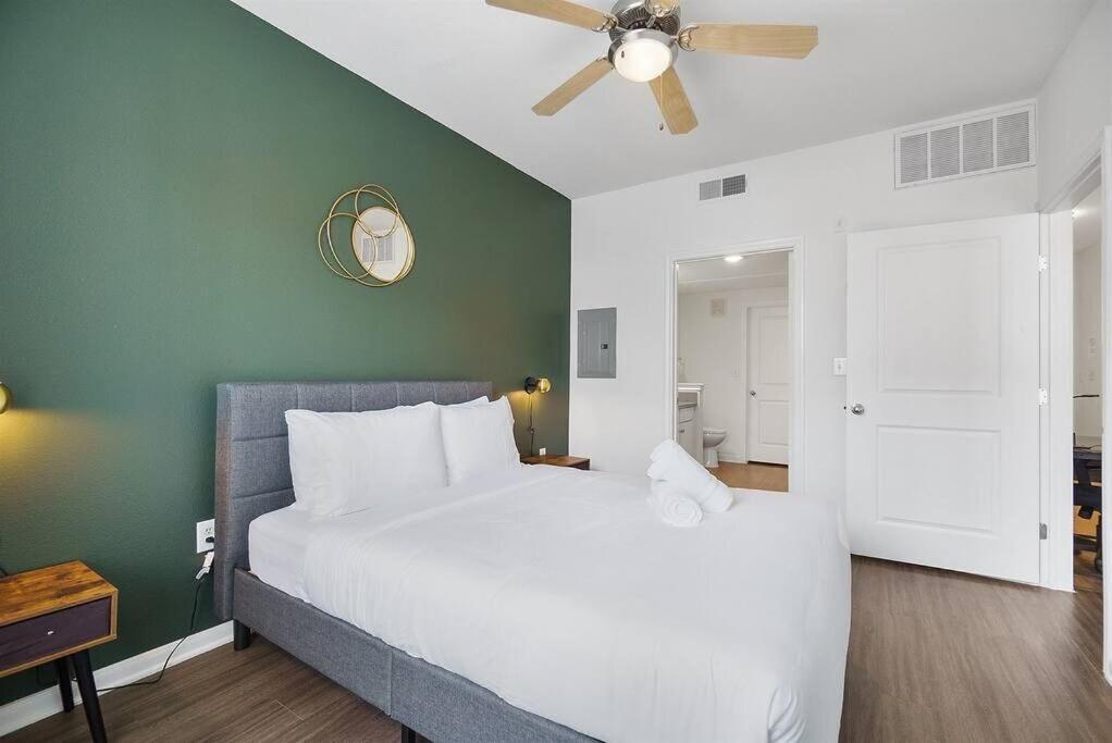 Lux 1b Near Downtown *