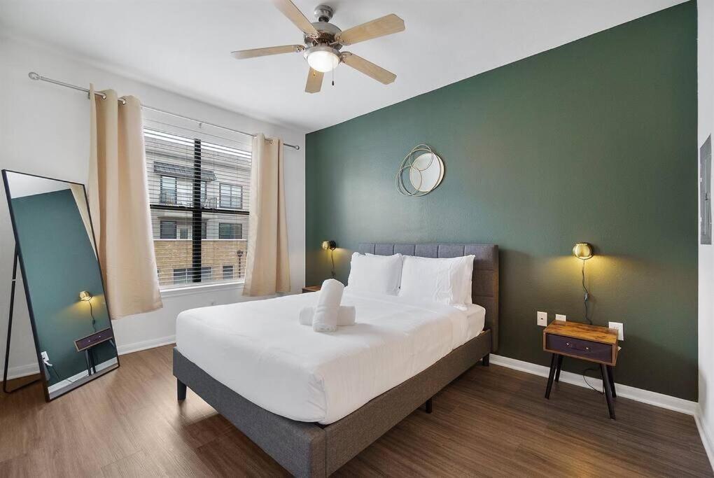 Lux 1b Near Downtown Apartment *