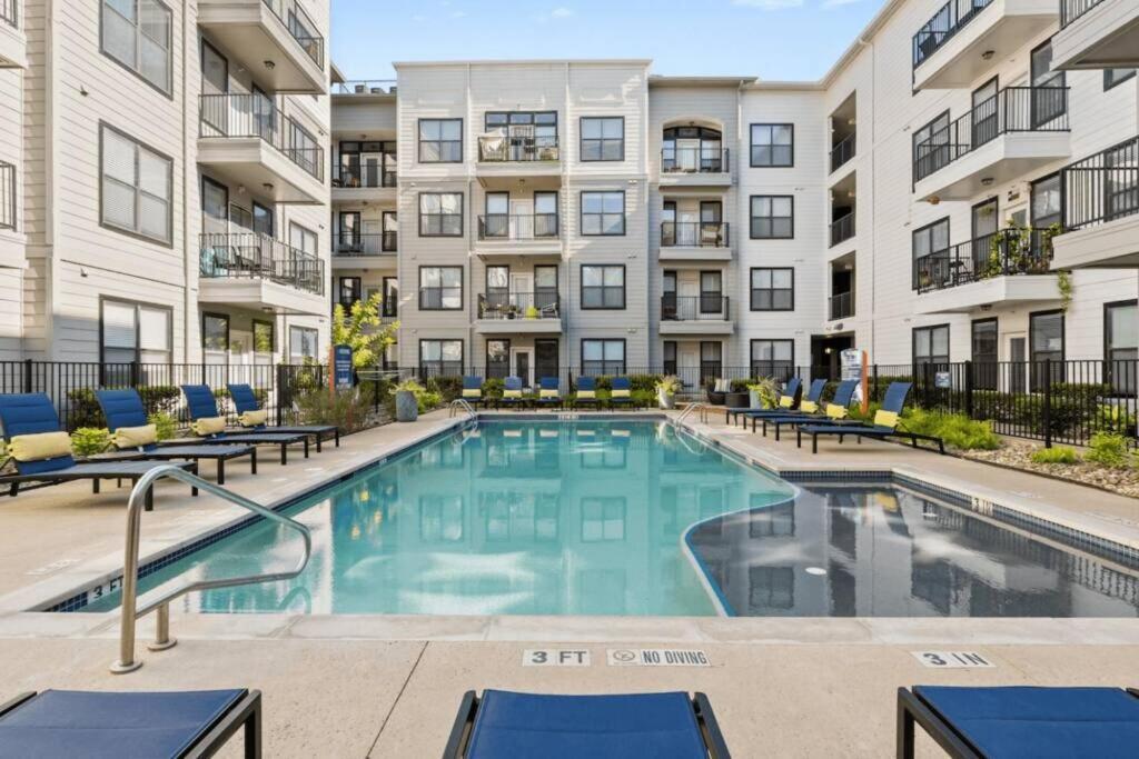 Lux 1b Near Downtown *