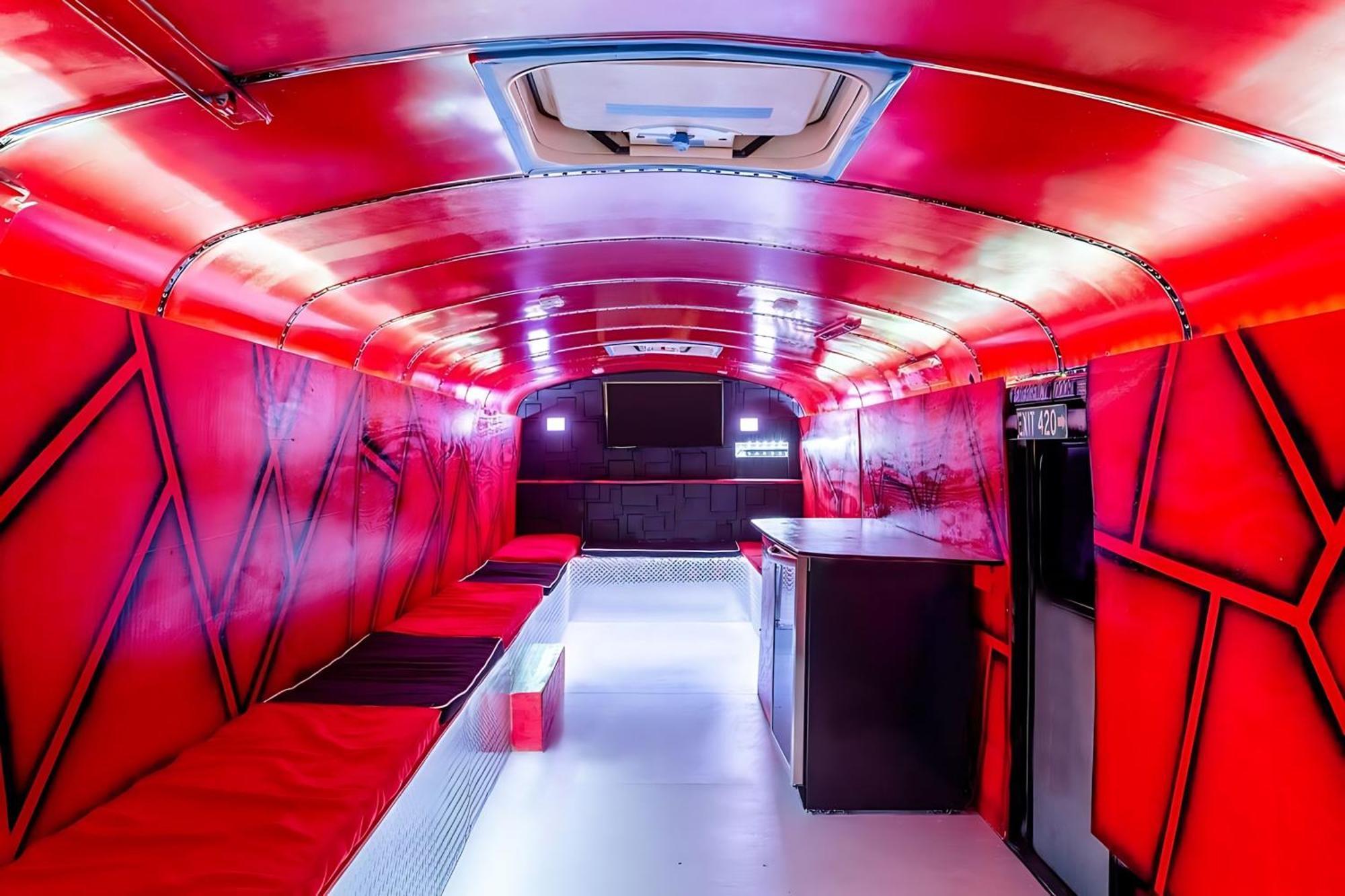 Holiday home Pool Hot Tub School Bus - Downtown 5 Min Drive Austin