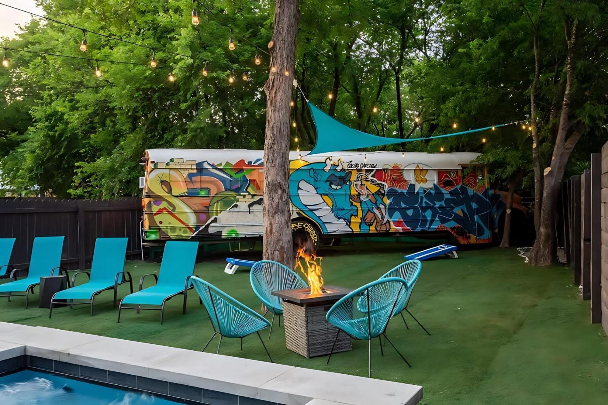 Pool Hot Tub School Bus - Downtown 5 Min Drive Holiday home *