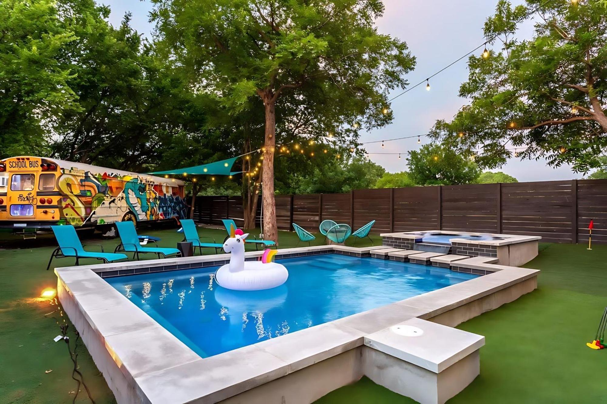 Pool Hot Tub School Bus - Downtown 5 Min Drive Holiday home *