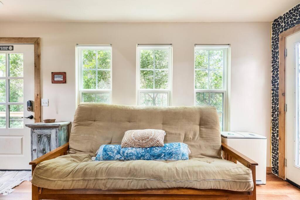 Cozy Coop Casita - Travis-hot Tub-tiny House Holiday home Austin