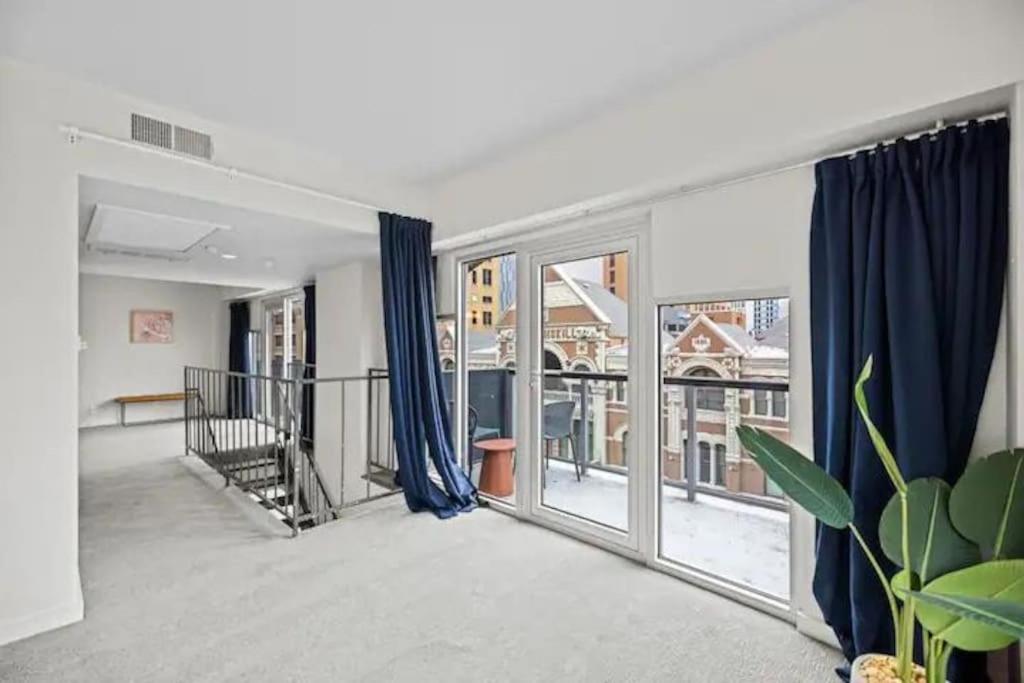 Downtown 2 Bedroom With Stunning Views Pool, Gym, Centric * Austin