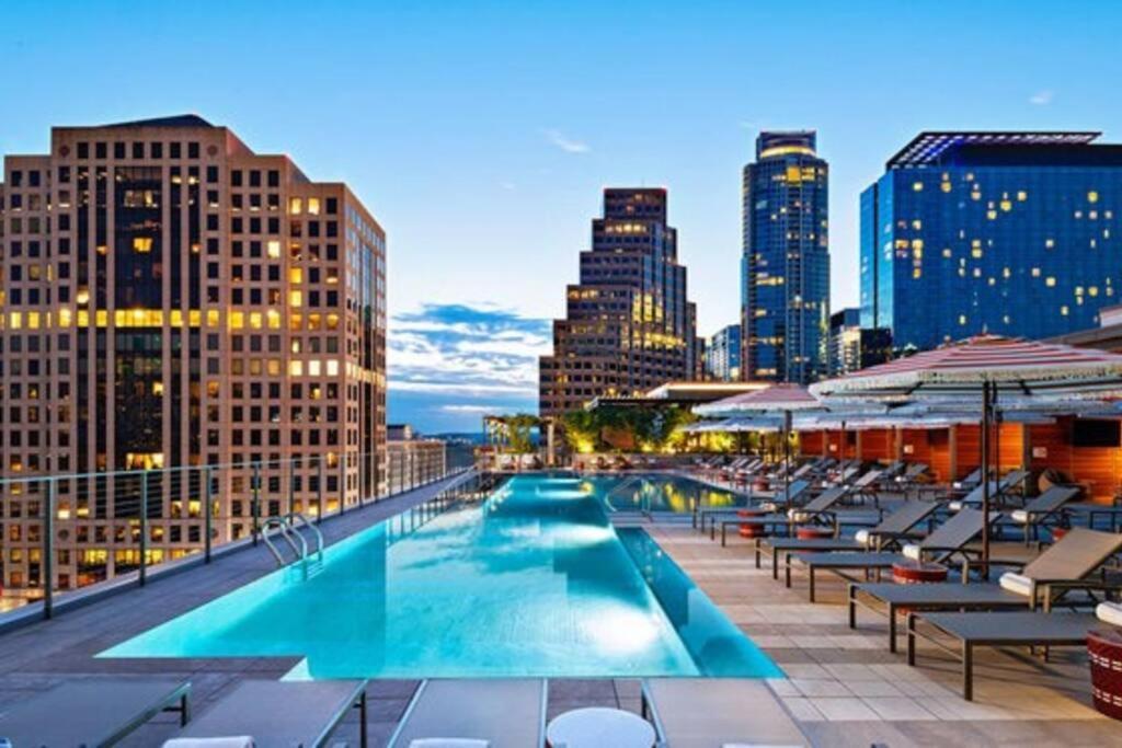 Apartment Downtown 2 Bedroom With Stunning Views Pool, Gym, Centric