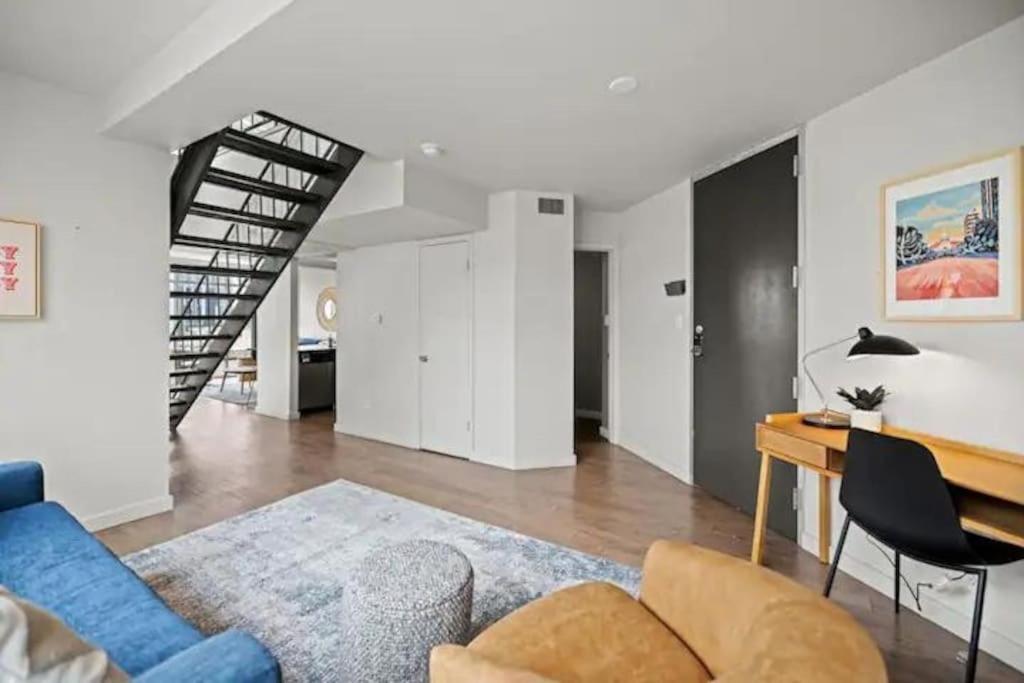 Downtown 2 Bedroom With Stunning Views Pool, Gym, Centric *