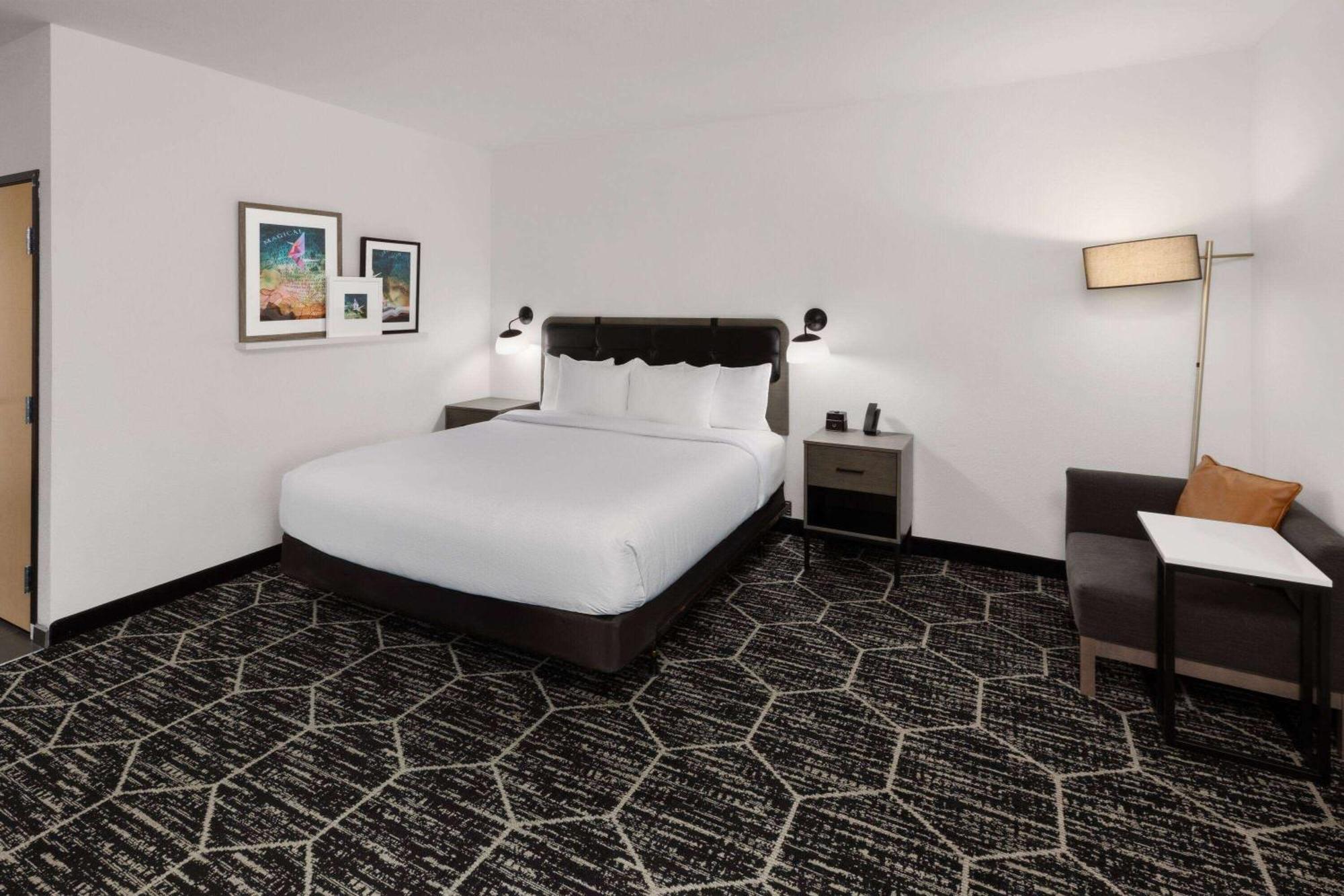 La Quinta & By Wyndham Parmer Tech Ridge