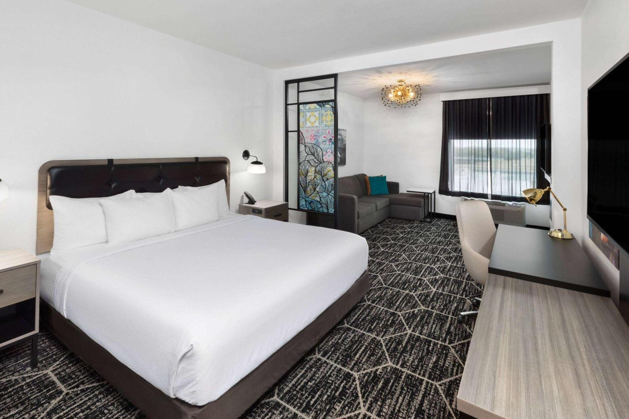 La Quinta & By Wyndham Parmer Tech Ridge