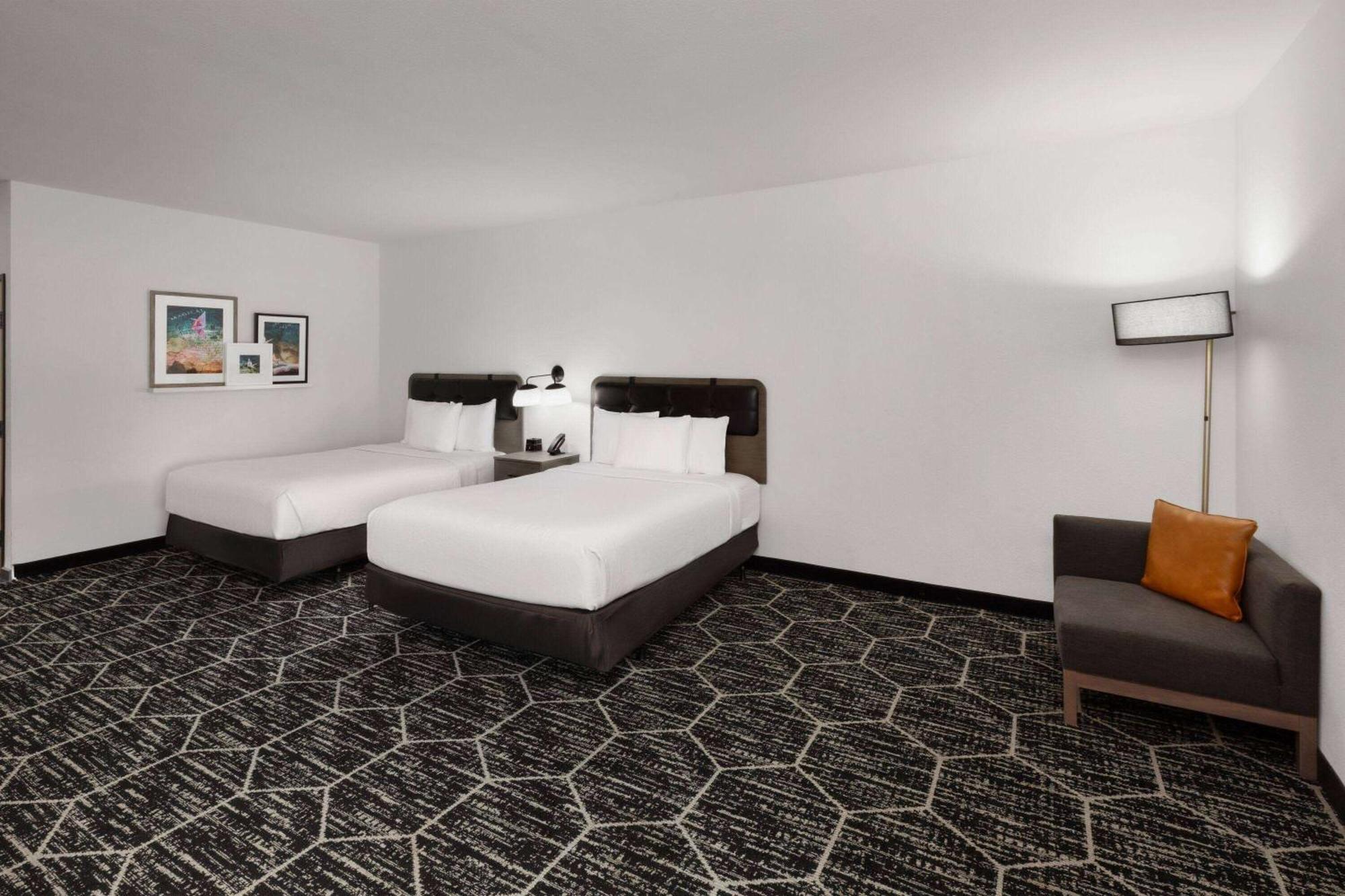 La Quinta & By Wyndham Parmer Tech Ridge Hotel