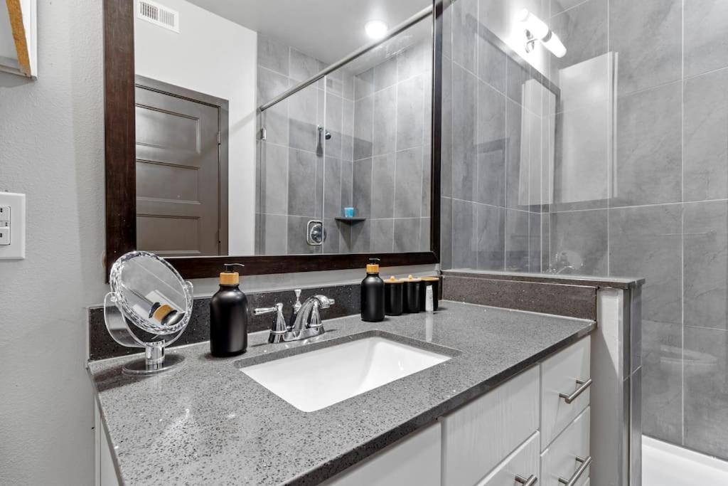 Modern 1br Retreat Pool Free Wi-fi Free Parking Apartment *