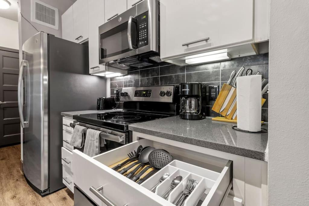 Modern 1br Retreat Pool Free Wi-fi Free Parking Apartment Austin