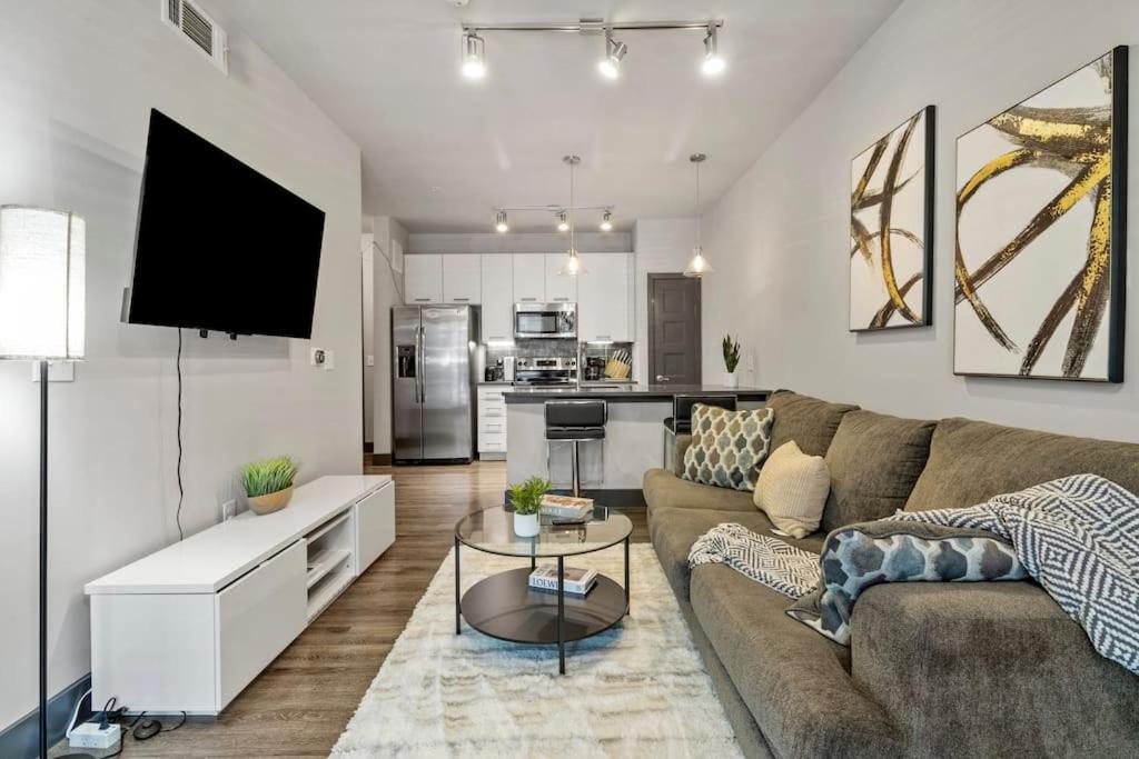 Modern 1br Retreat Pool Free Wi-fi Free Parking Apartment