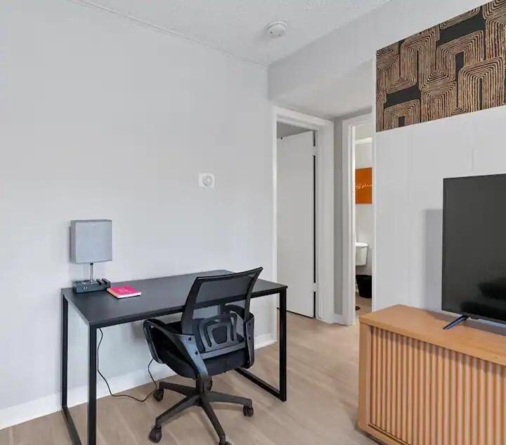 Apartment Stunning Area, King Suite, Balcony, Free Parking, 2 Mins To Ut Austin